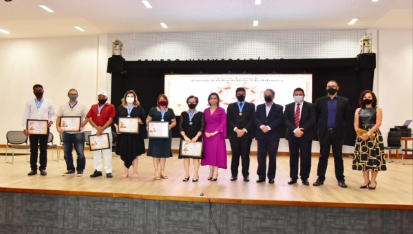 Prefeita Socorro Neri entrega Comenda Volta da Empreza nos 138 anos da capital acreana